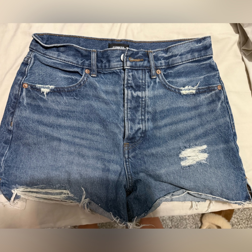 Express Denim Blue Distressed mom Shorts size 4